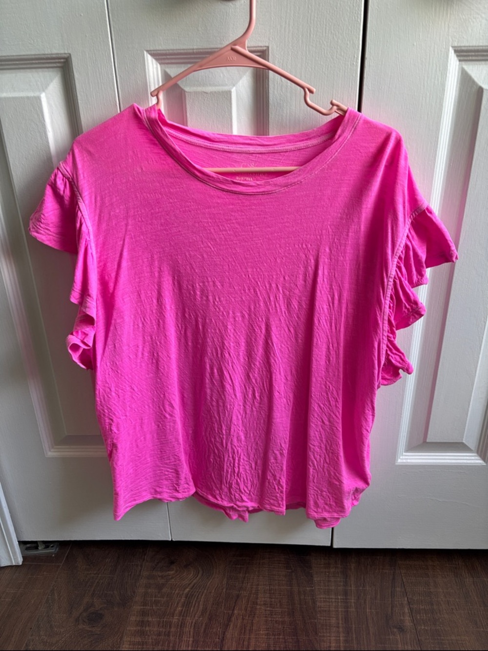 Vineyard Vines Women’s Bright Pink Ruffle Sleeve Surf Tee